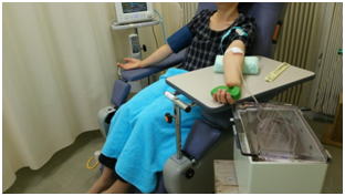 写真：献血中の婦人